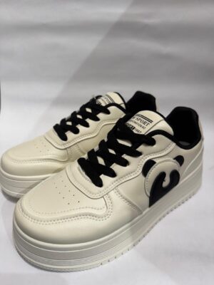 Zapatillas Deportivas Urban Crema con detallas en negro