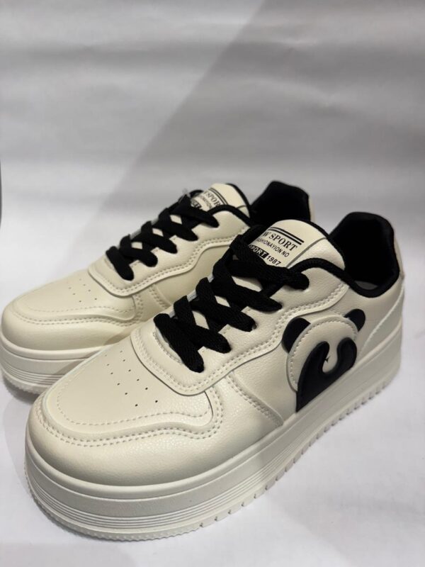 Zapatillas Deportivas Urban Crema con detallas en negro